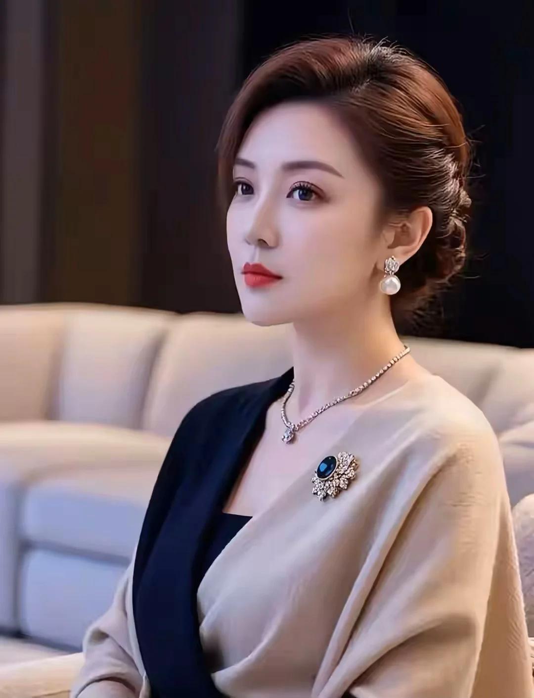 上帝淘汰男人的方式一共有两种，第一种就是让他好色，见到漂亮的女人就想入非非，被自