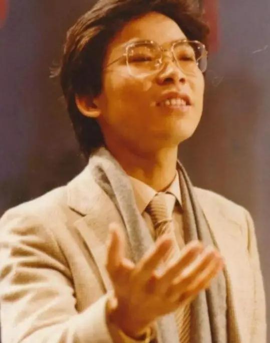 1984 年，张明敏唱完《我的中国心》后，被香港乐坛排斥，正当他心灰意懒准备回电