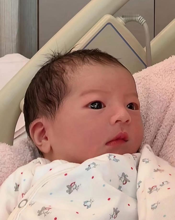 郭富城推着婴儿车，素颜方媛跟在后头，口罩上印着三朵玫瑰。
不是明星回家，是爸爸接