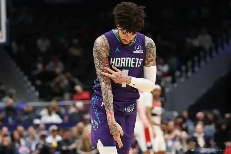 黄蜂客场129-112狂胜奇才，整场比赛最炸裂的存在，当属黄蜂当家球星拉梅洛-鲍