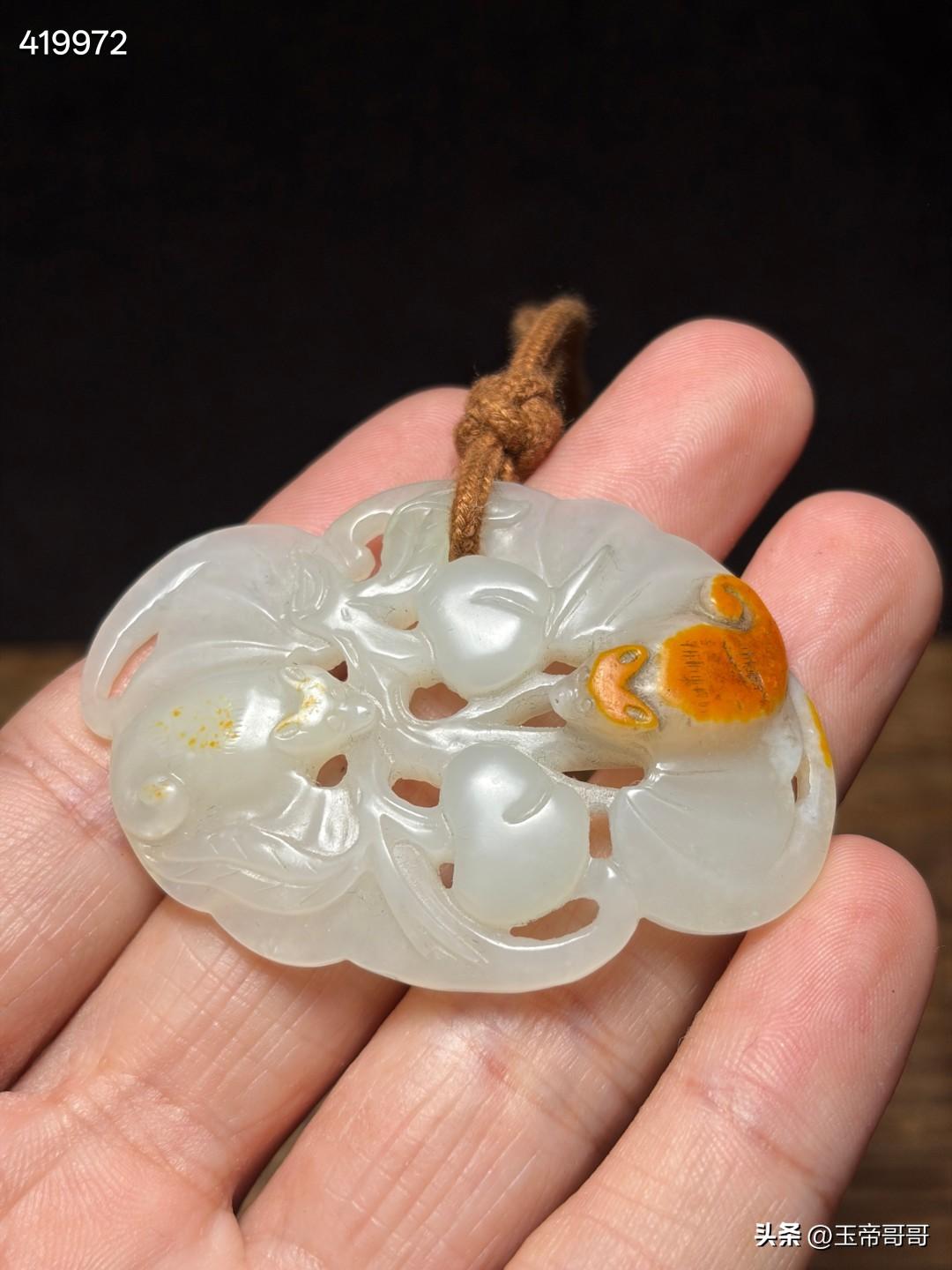 清和田玉双福捧寿佩
尺寸5.7×4×0.9厘米