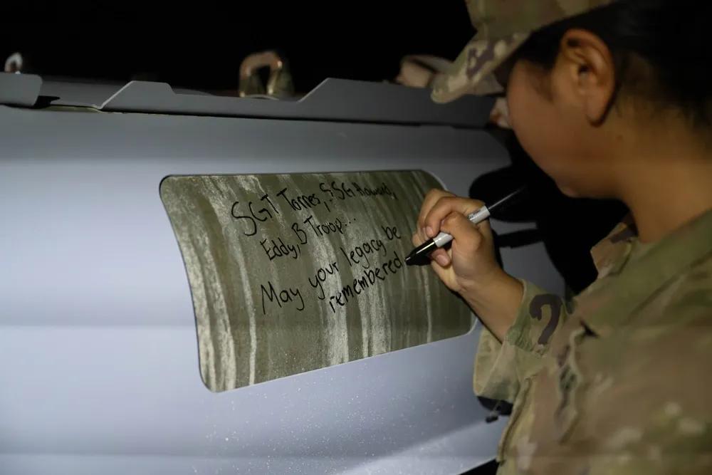 美军刚刚公布有关要袭击叙利亚基地组织照片。
   2025年12月19日，美国中