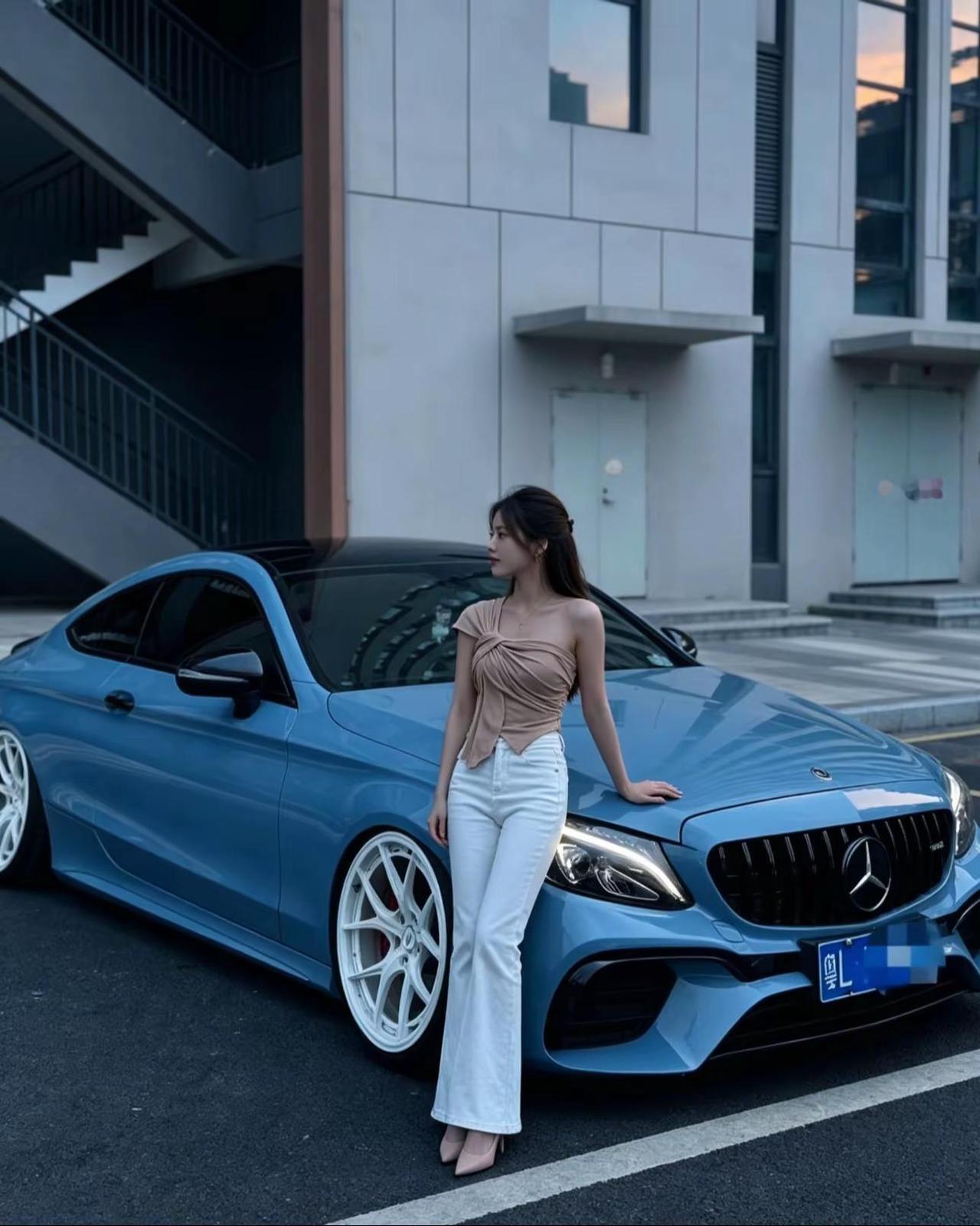 奔驰C Coupe，低趴姿态🔥。黄昏的光落在瓷器蓝车身上，是我和世界的距离，懂