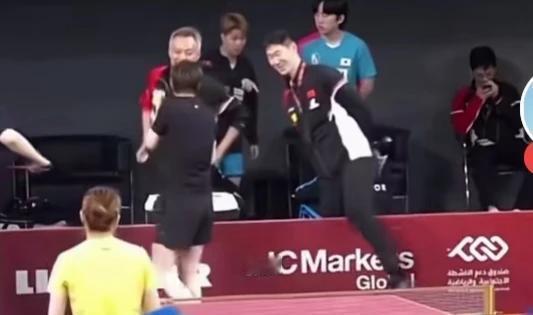 乒协主席王励勤，居然堵着王曼昱“查球拍”？
三层记者围观，他却只盯着她的胶皮——