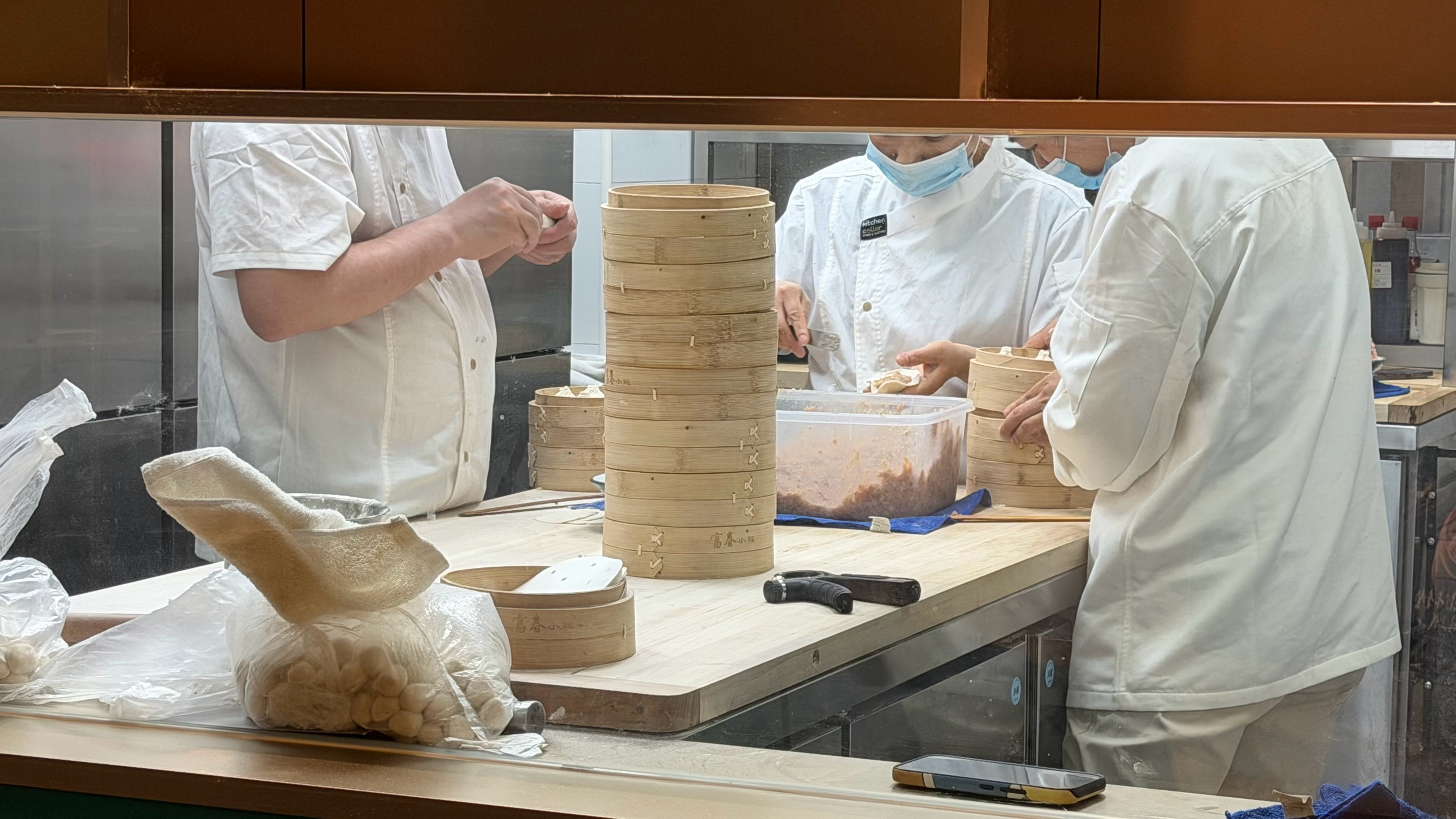 我一直跟我妈说现在外面的餐厅，但凡是现做的恨不得把四周都换成玻璃给你展示 