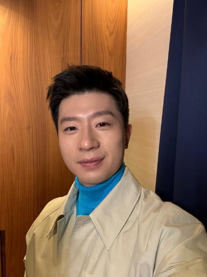 马龙有一种薄荷冰沙的爽感米兰街头的马龙一袭蓝色，清爽气场直接封神！像夏天的一杯薄