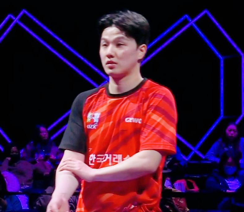 我去！韩国一哥突然断电了，博雷特连得11分。

第一局
两人比较胶着， 
但是关