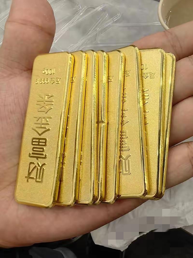 今年金价涨得也太疯狂了！有人喊年底冲1500，

有人预测2029年破3000，