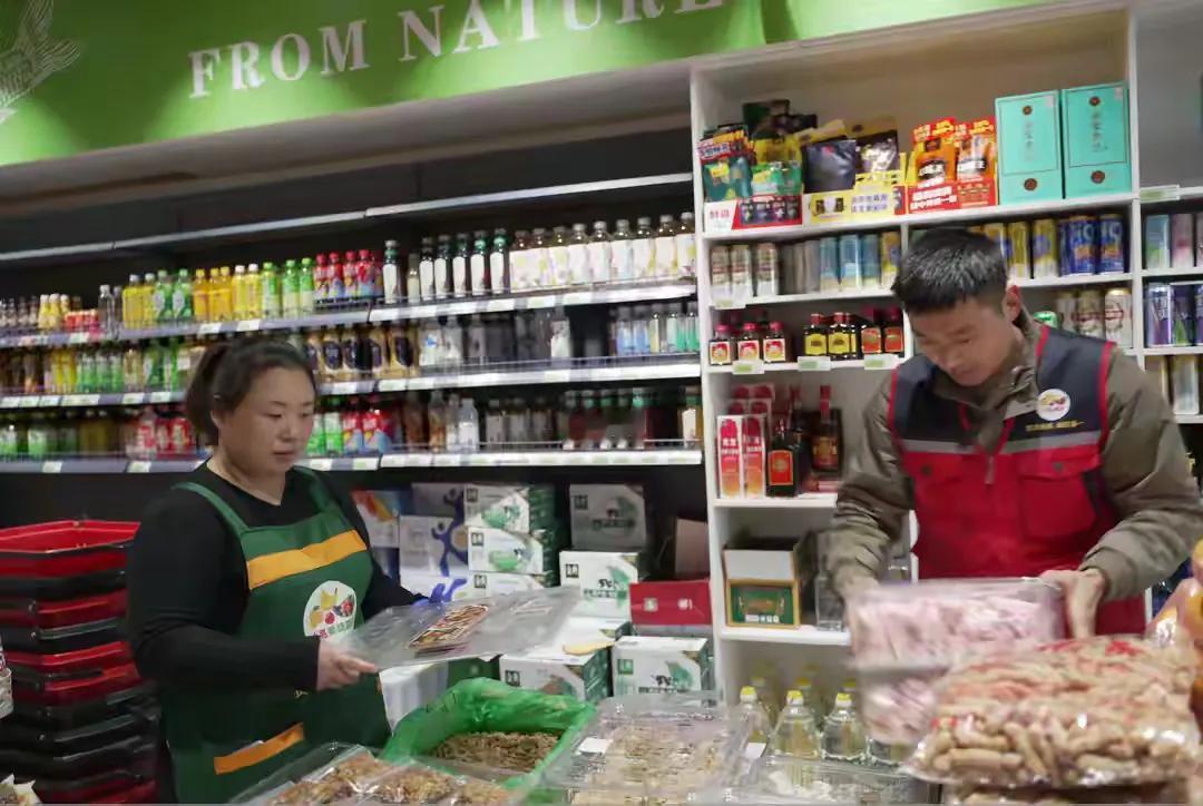 图什么？山东威海，开小店的韩亮亮和刘红丽夫妻俩，拿出起早贪黑辛苦攒下的15万元拥