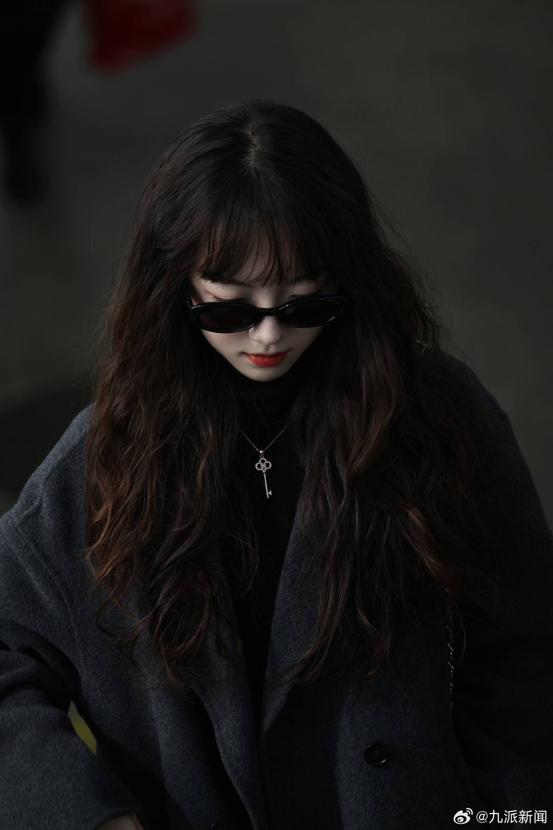 【：一天接五单，档期排到明年五月底】近日，一股由“退役站姐”主导的代拍风潮在社交