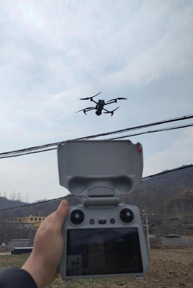 一架改装无人机悄然飞越军事禁区，主播在直播间炫耀飞行轨迹，却不知镜头正对准国家机