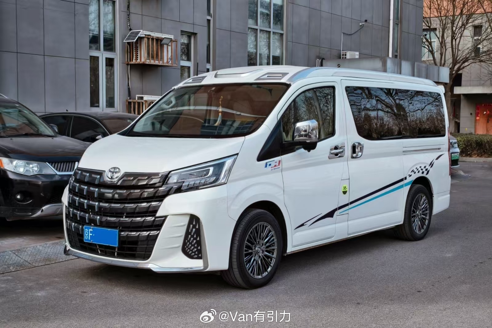 某汽修厂投资人的自用6缸丰田海狮 ，用专用车资质变身蓝牌车这事儿先放一边，浓浓的