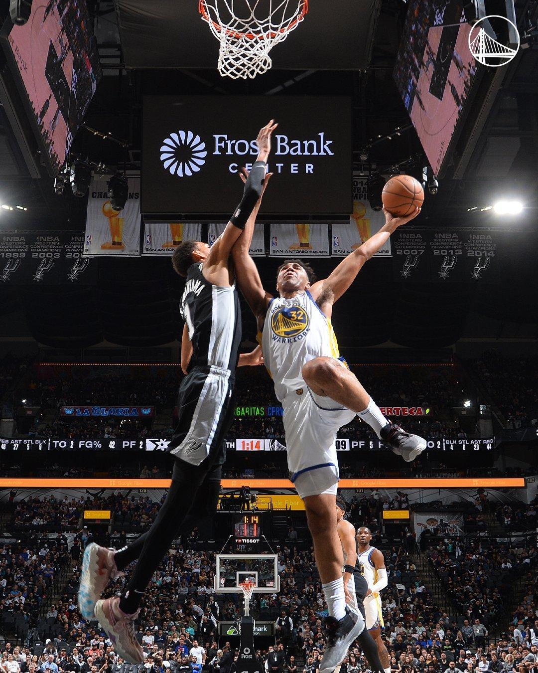 马刺记者：TJD隔扣文班少，右手扒拉文班左手了，应该是进攻犯规[笑cry][笑c