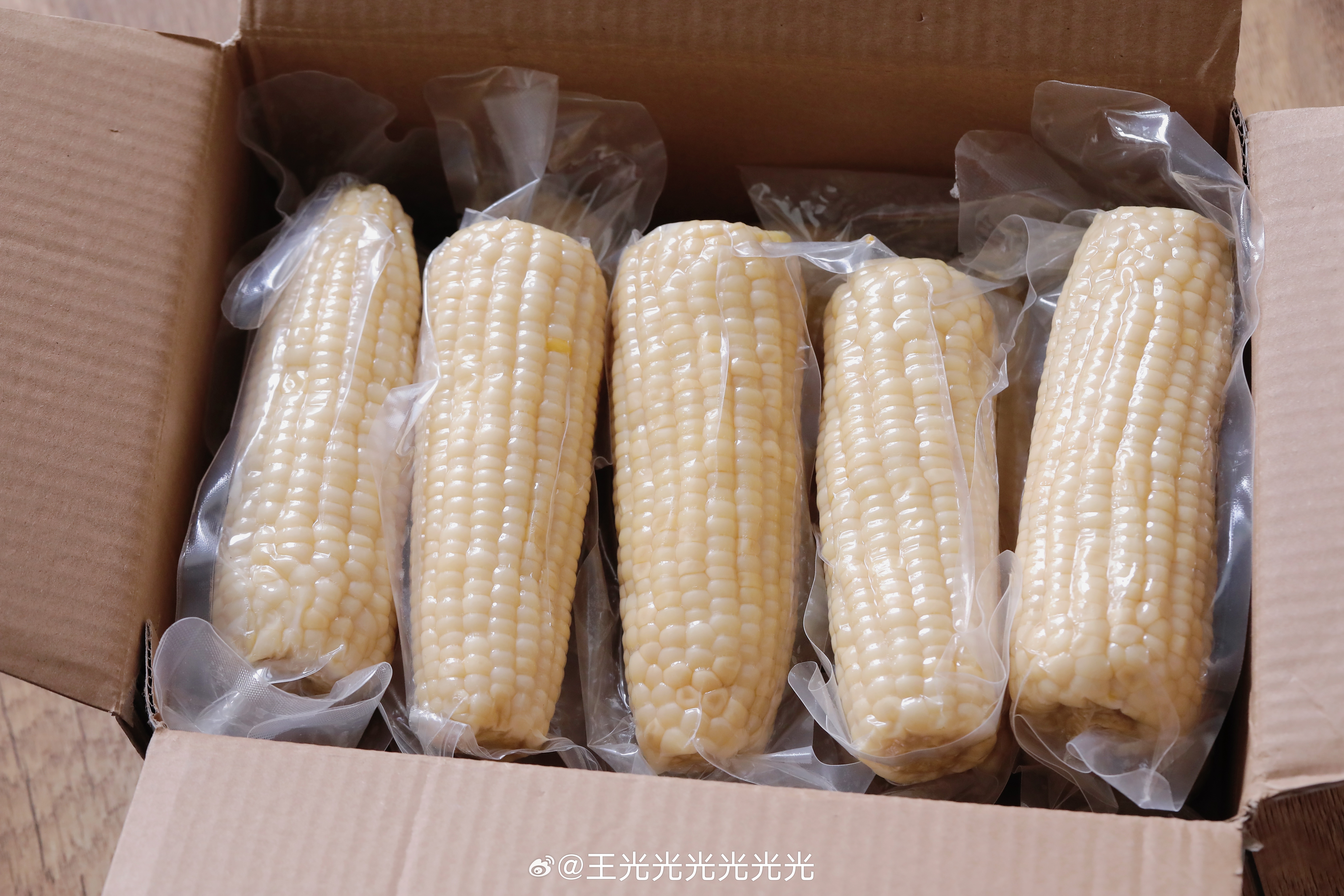 甜辣咸冰今天都炫了。下午准备挂勾的小房子的时候发现勾错了针，六个全部🙉[跪了]