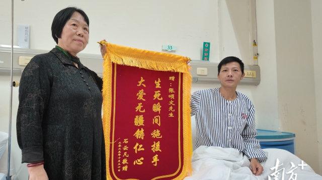 危急时刻，韶关籍知名演员@张颂文 与多位热心市民，及时赶到的交警和医护人员，共同