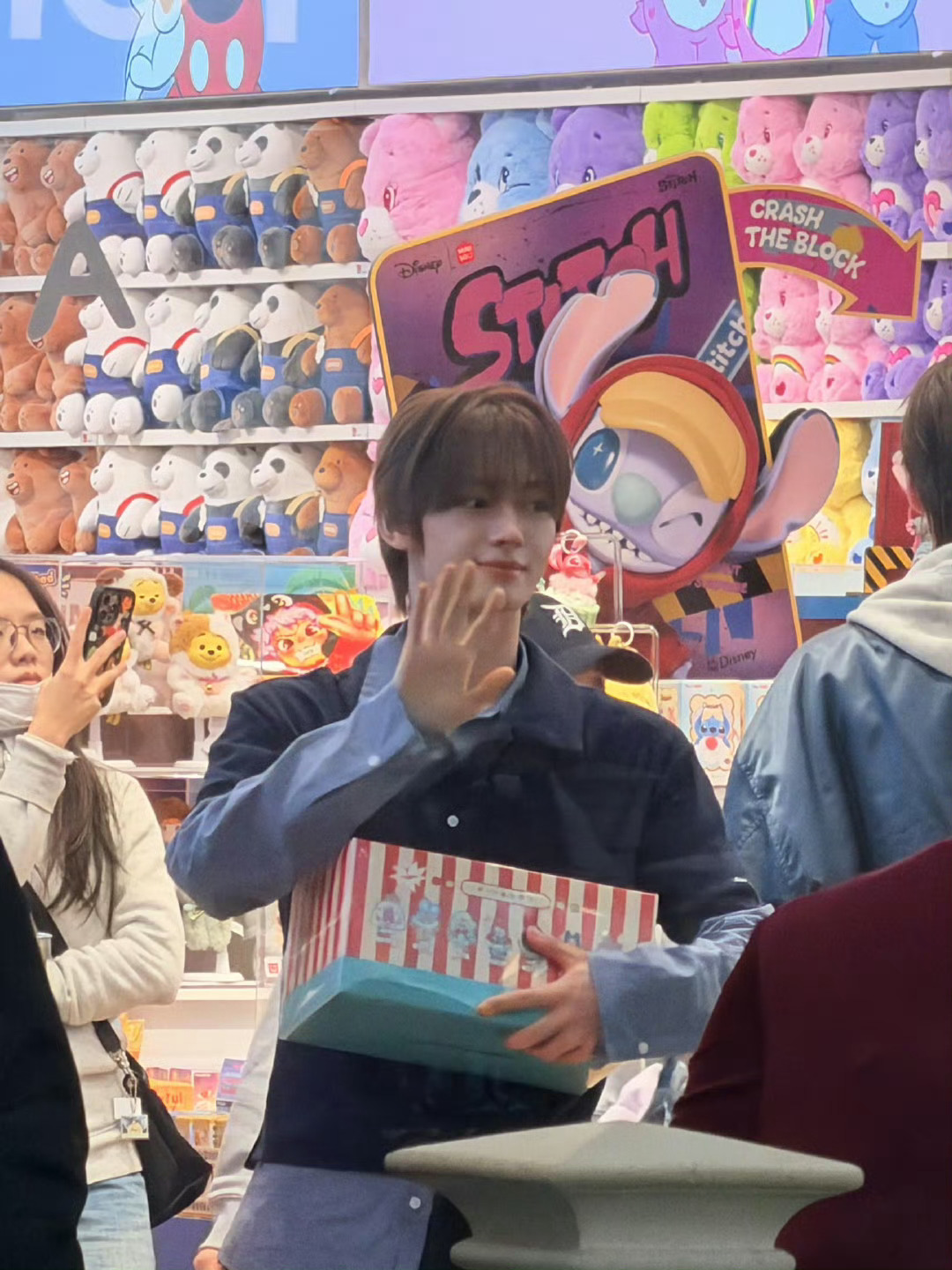 澳门偶遇TWS 谁在澳门偶遇了活的TWS！申惟金道勋等五人落地就逛街，还现场跳超