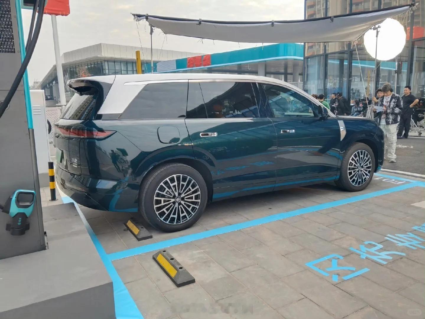 疑似比亚迪唐9系无伪谍照曝光，车头/车尾悬挂““大唐”标识，还有“4.9s”标识