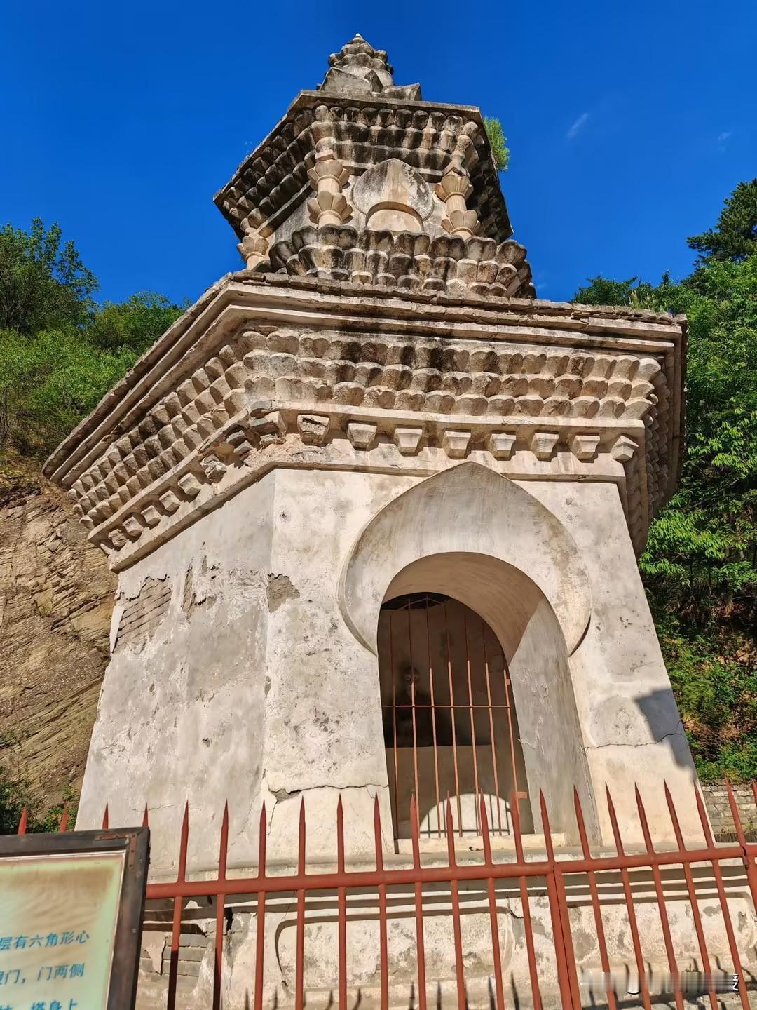 祖师塔，位于佛光寺东大殿旁二十米左右，年代比东大殿还要古老，唐武宗毁佛期间幸存。