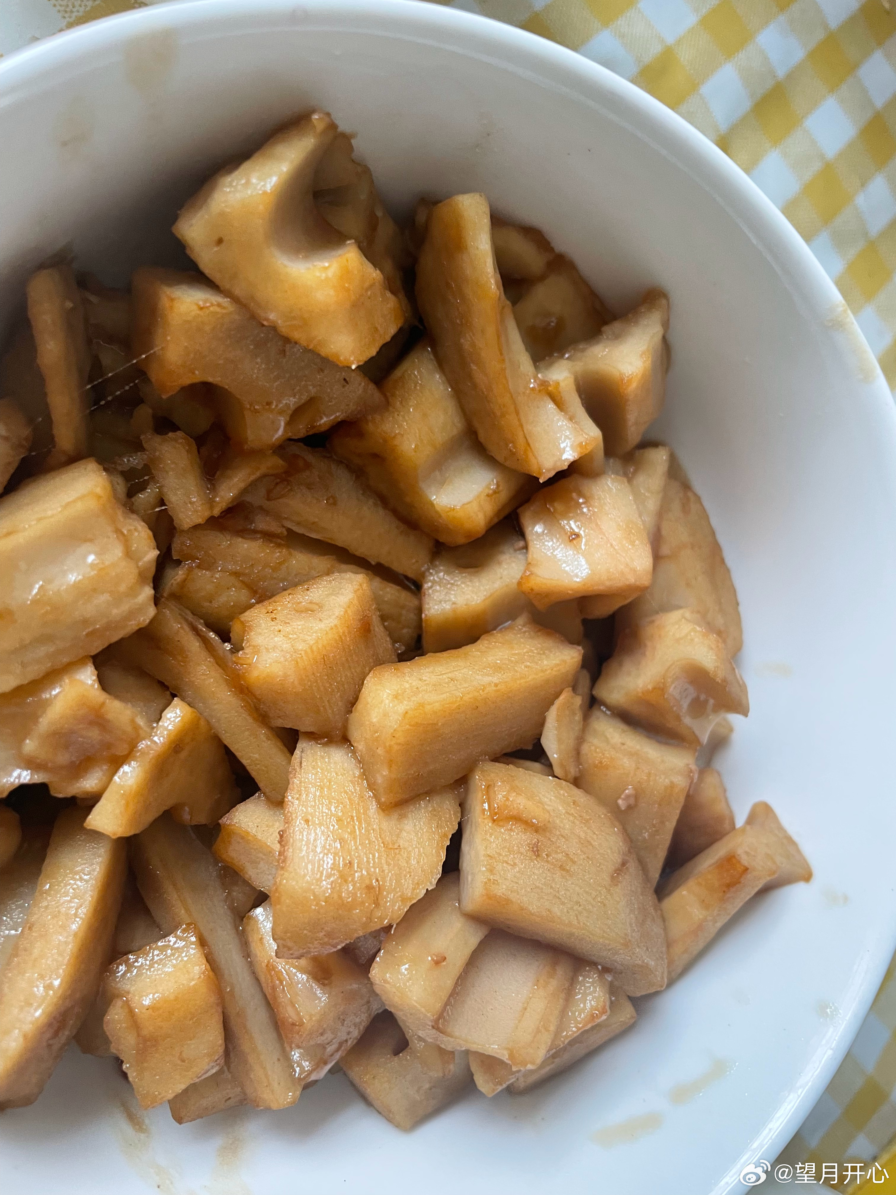 这个香椿芽就上市了？买了一丢丢尝尝真吃不来，一股子味21块多一斤，买了2两