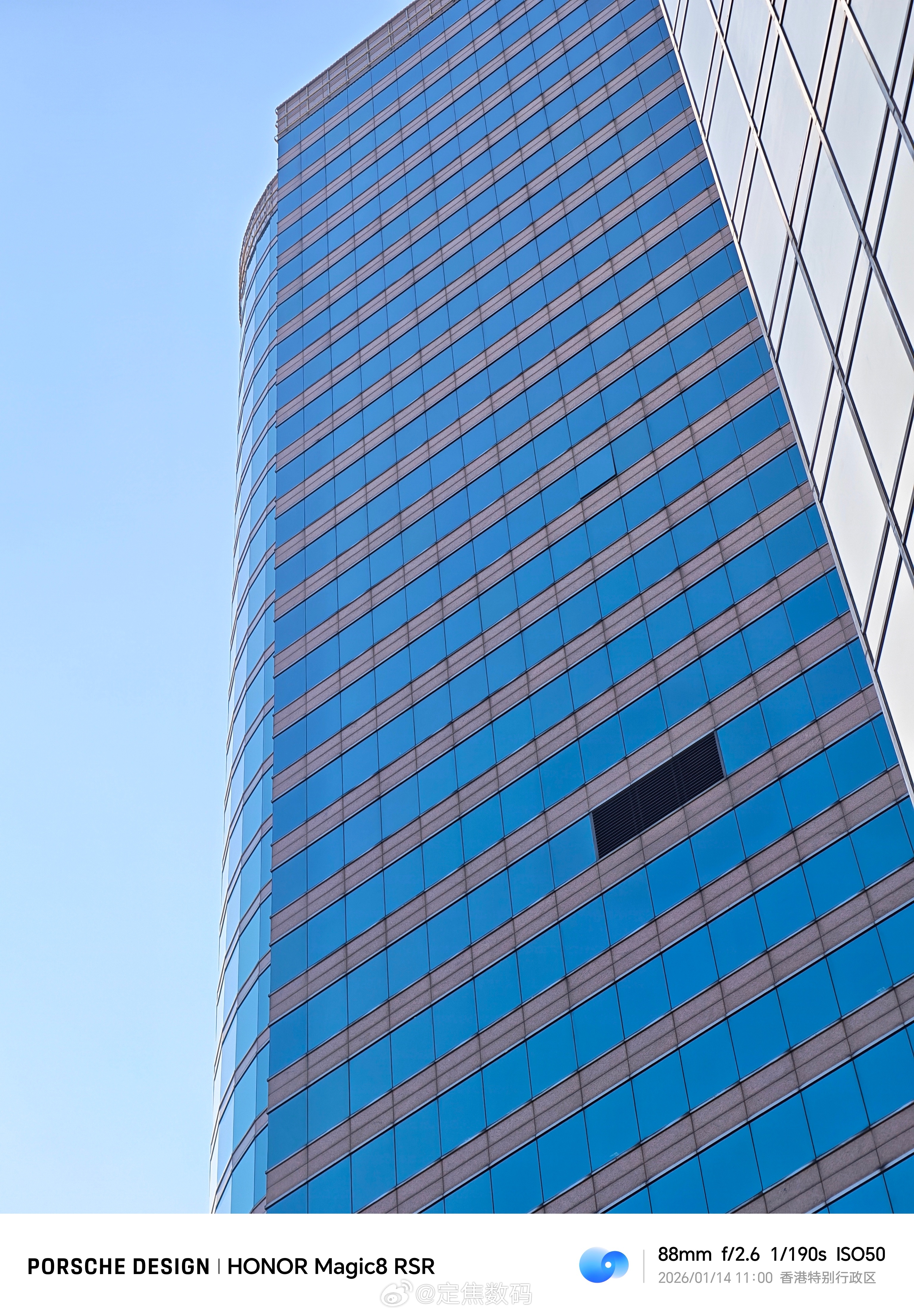 荣耀Magic8 RSR保时捷设计，香港街景实拍随手可以拍得出通透感，但色彩会鲜