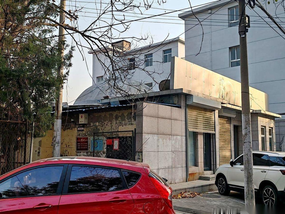 一躺下去，整个人就陷进去了。
灯一关，嚯！满天都是星星，直接砸你脸上。
那会儿就