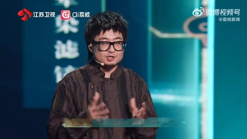 这次《探宝说创团》亮相的，是南京博物院藏清康熙·豇豆红釉锥刻团螭纹太白尊。此器为
