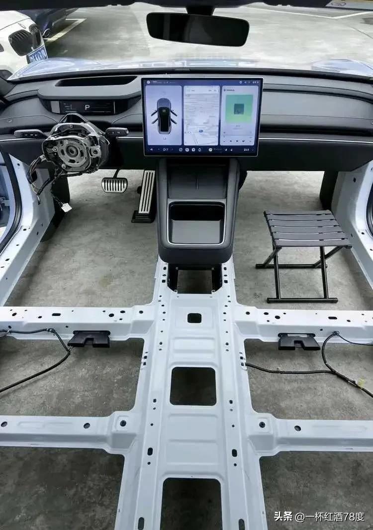 看看这张图片，如果把底部铺满电池他就是妥妥的一部新能源车了，这一刻你就会明白了，