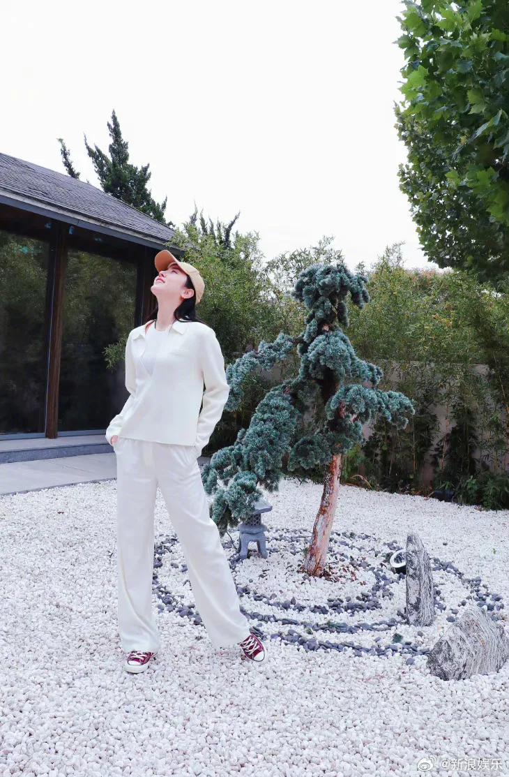 #央视主持人李思思离职# 
前有欧阳夏丹、张蕾，后有李思思，现在《主持人大赛》开