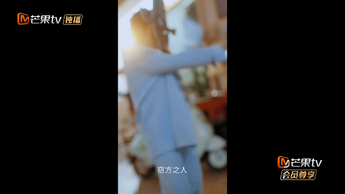 王栎鑫梳油头强行扮老，实际18岁气场两米八？叛逆孙儿都懵圈🤯十八岁爷爷拿捏两个