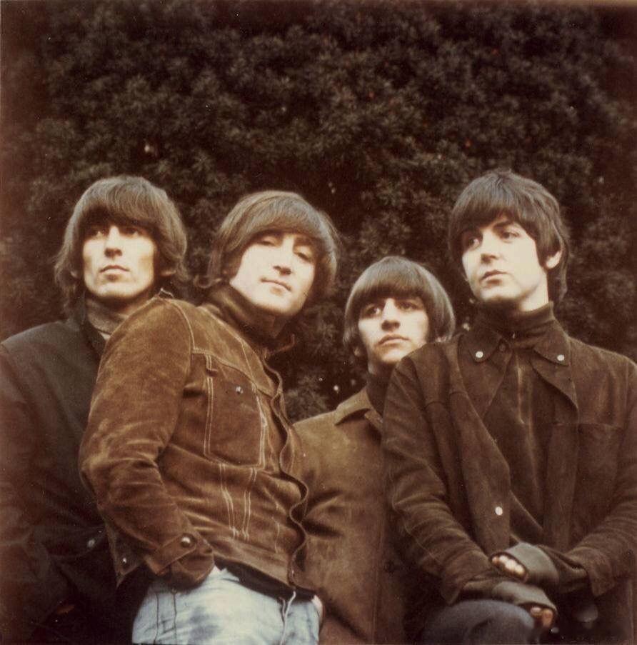 披头士为他们的第六张录音室专辑橡胶灵魂（Rubber Soul）拍摄专辑封面。 