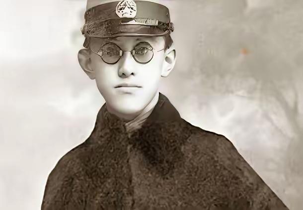 1943年，苏北伪军排长谷德培，搜剿时撞见困于厕所的新四军，抬手朝天连开三枪。