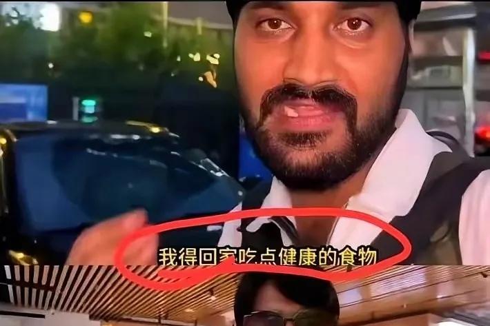 你排了半天队，前面一个老外‘啪’地一声，把护照甩到柜台上，手叉着腰，意思很明确：