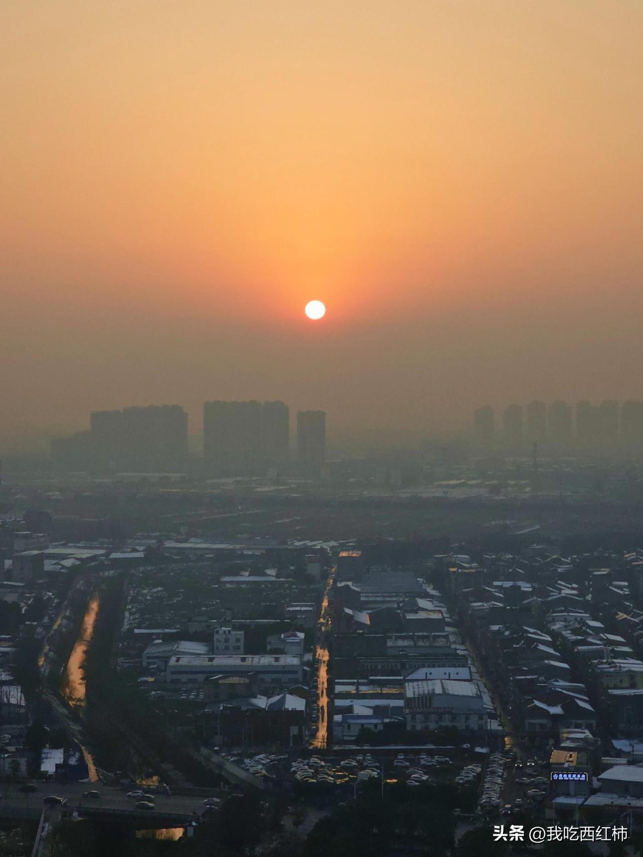 整个社会都在恐吓学生
这是我工作后的第一感受。学生是在恐吓中长大的，你成绩好人说