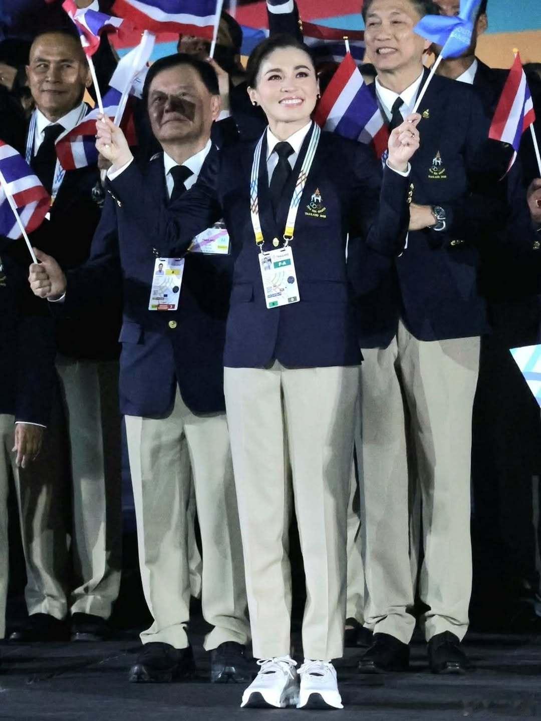 泰国王室 🇹🇭12月9日，苏提达王后领队第33届东南亚运动会开幕式，来自11