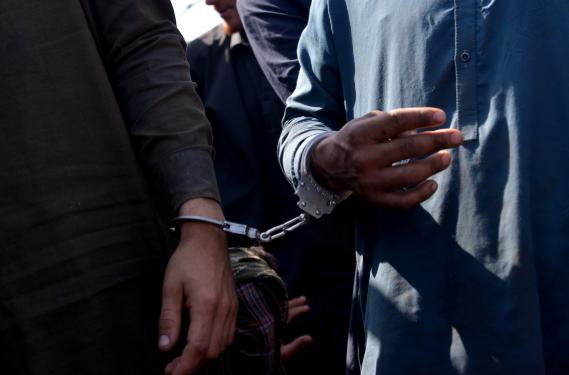 罪有应得！近日，在广东佛山发生的一起案件：荣女士被3名劫匪抢劫后，为追回自己的8