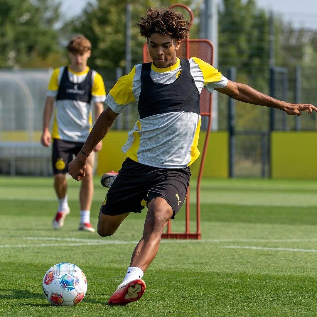 多特蒙德[超话]黄黑普鲁士 体图：16岁的左边锋马蒂斯阿尔伯特预计将于冬天上调至