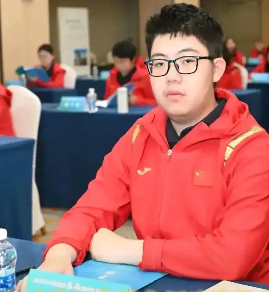 16岁少年赢走25万奖金
 
三小时鏖战，孟繁睿把何文哲逼到只剩5秒。最后一步马