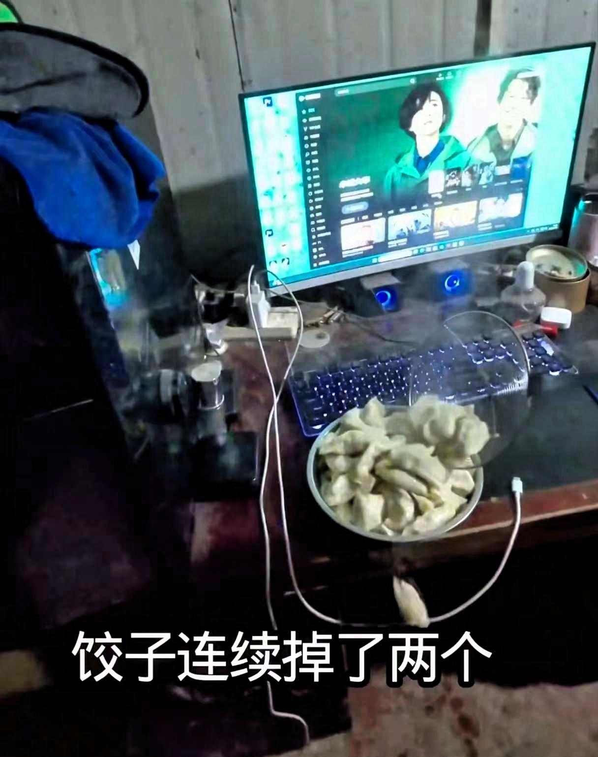 河南一家人，晚上饺子煮好后往盘子里盛的时候，连续掉了2个，妻子提醒后，他立刻想到