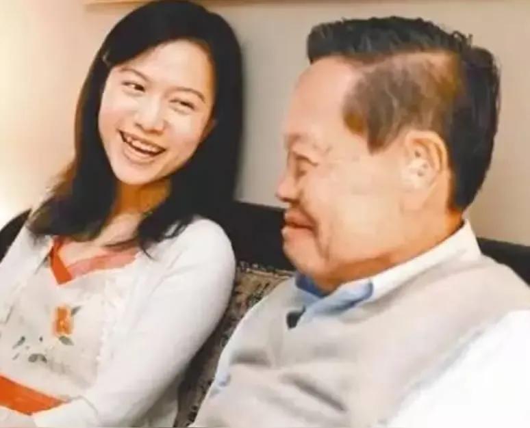 其实正如胡锡进评论的
祝愿“老海归”杨振宁先生
一路走好一般，他以及他的身后人，