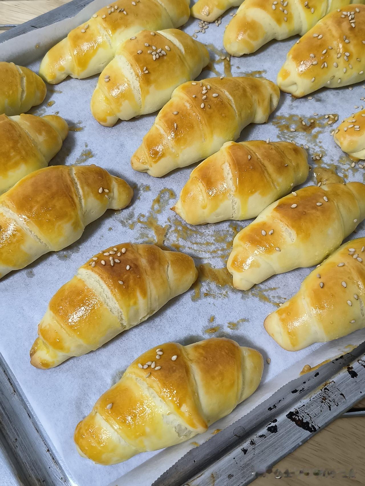 每天最治愈的事，就是给女儿做美食。

今天又烤了一炉牛角包，刚出炉香得满屋都是，