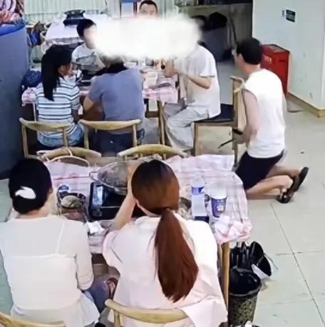武汉一火锅店老板，当着满店客人，扑通跪下了。不是求饶，不是促销，而是求一桌聪明人