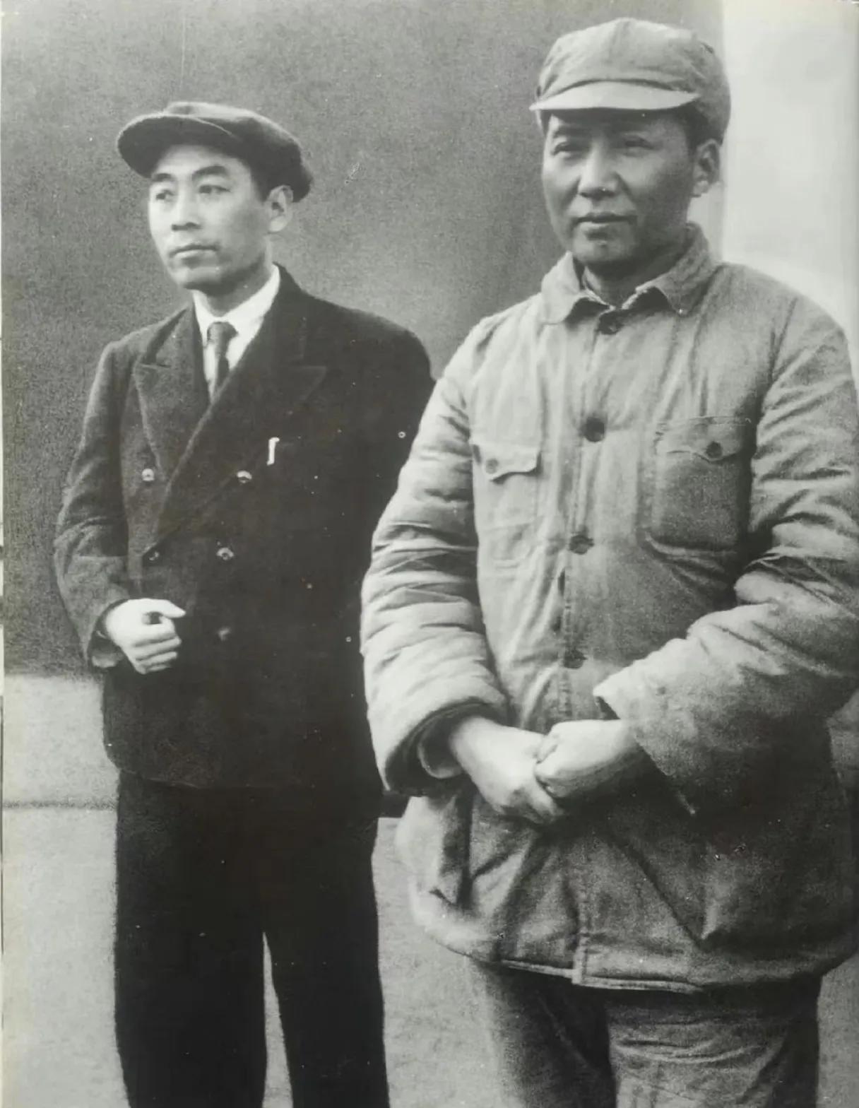 毛主席和周总理在一起。