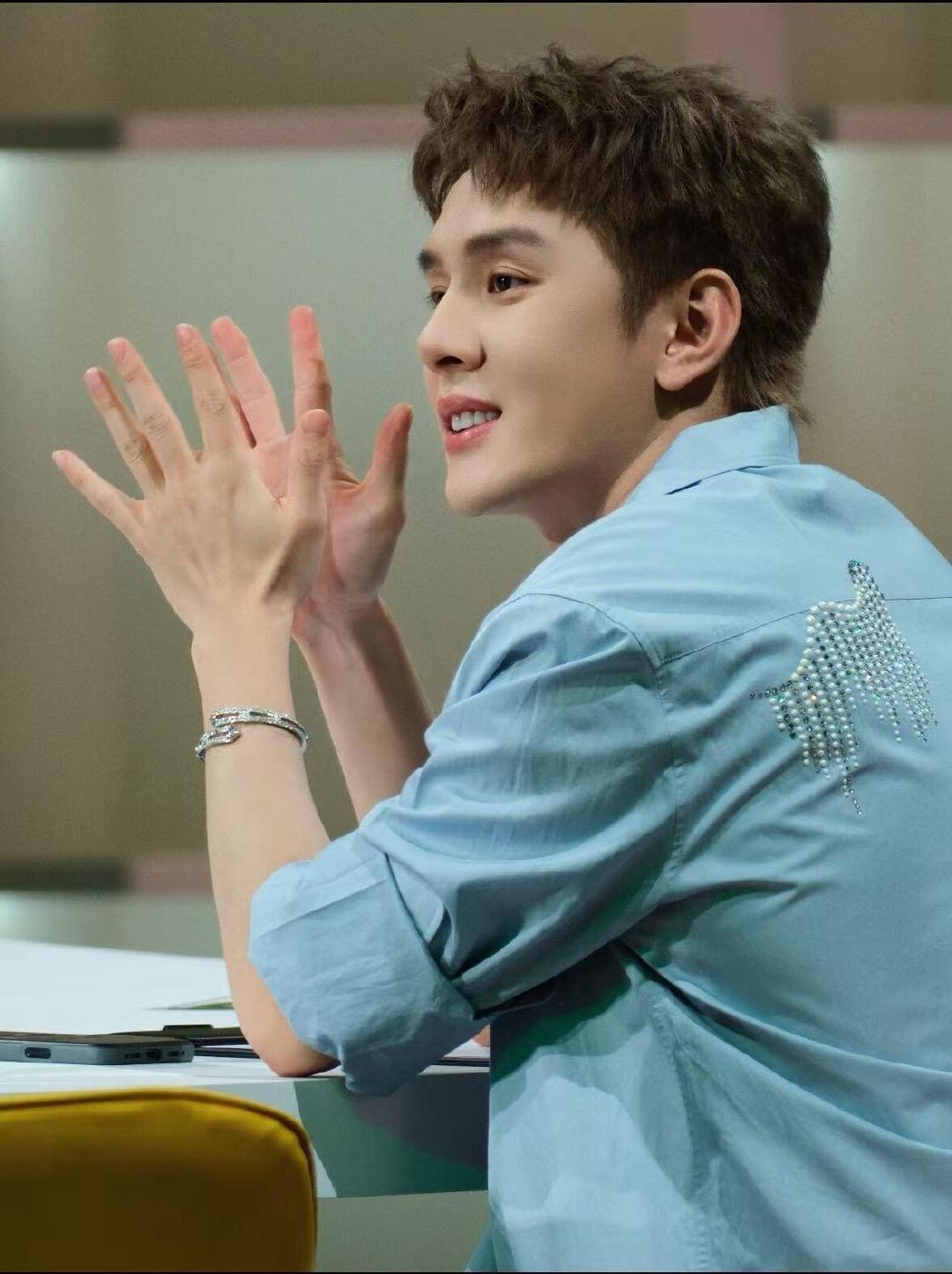 李佳琦 遇到难回答的问题又不说话了 泰国路边摊名场面！李佳琦想合照换20泰铢小吃