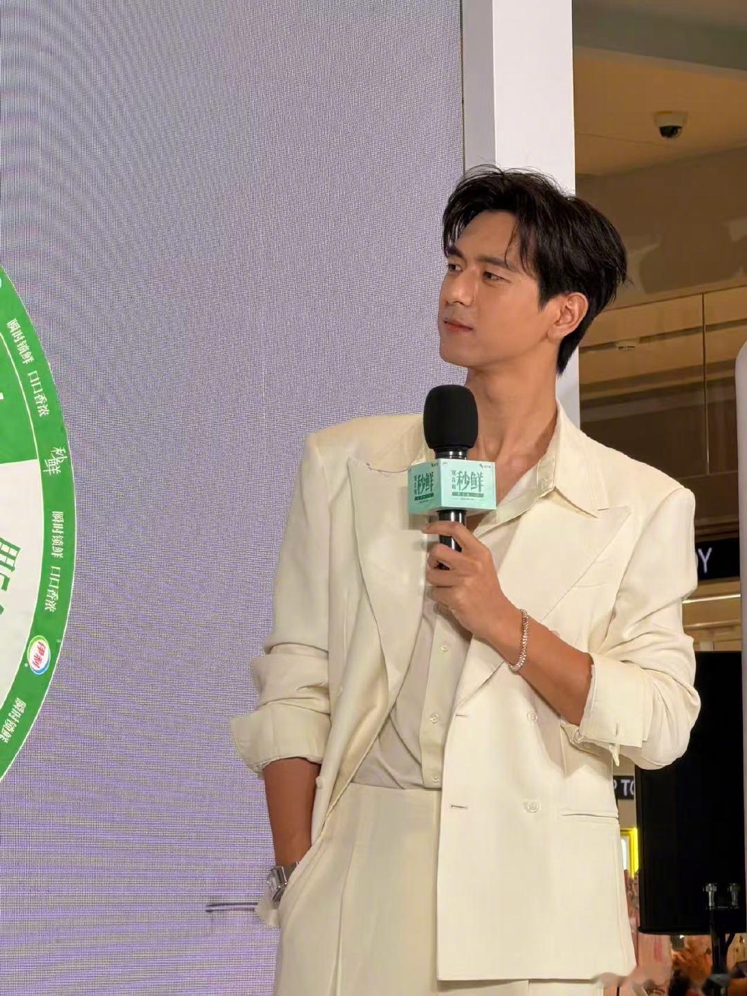 李现回家宠粉 李现回到湖北武汉和大家见面，家乡主场的氛围感真的不一样！从熟悉的方