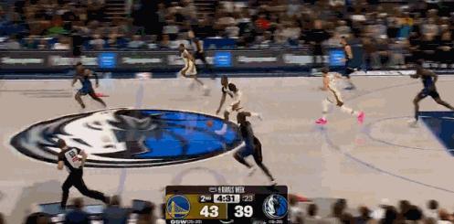 验完货就歇了？库明加崴脚直接回更衣室了！
在今天NBA常规赛勇士对阵独行侠的第二