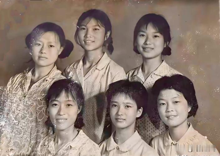 🎬 这张学生时代的合影，带着岁月的斑驳痕迹，里面有一位演遍四大名著的国民级著名