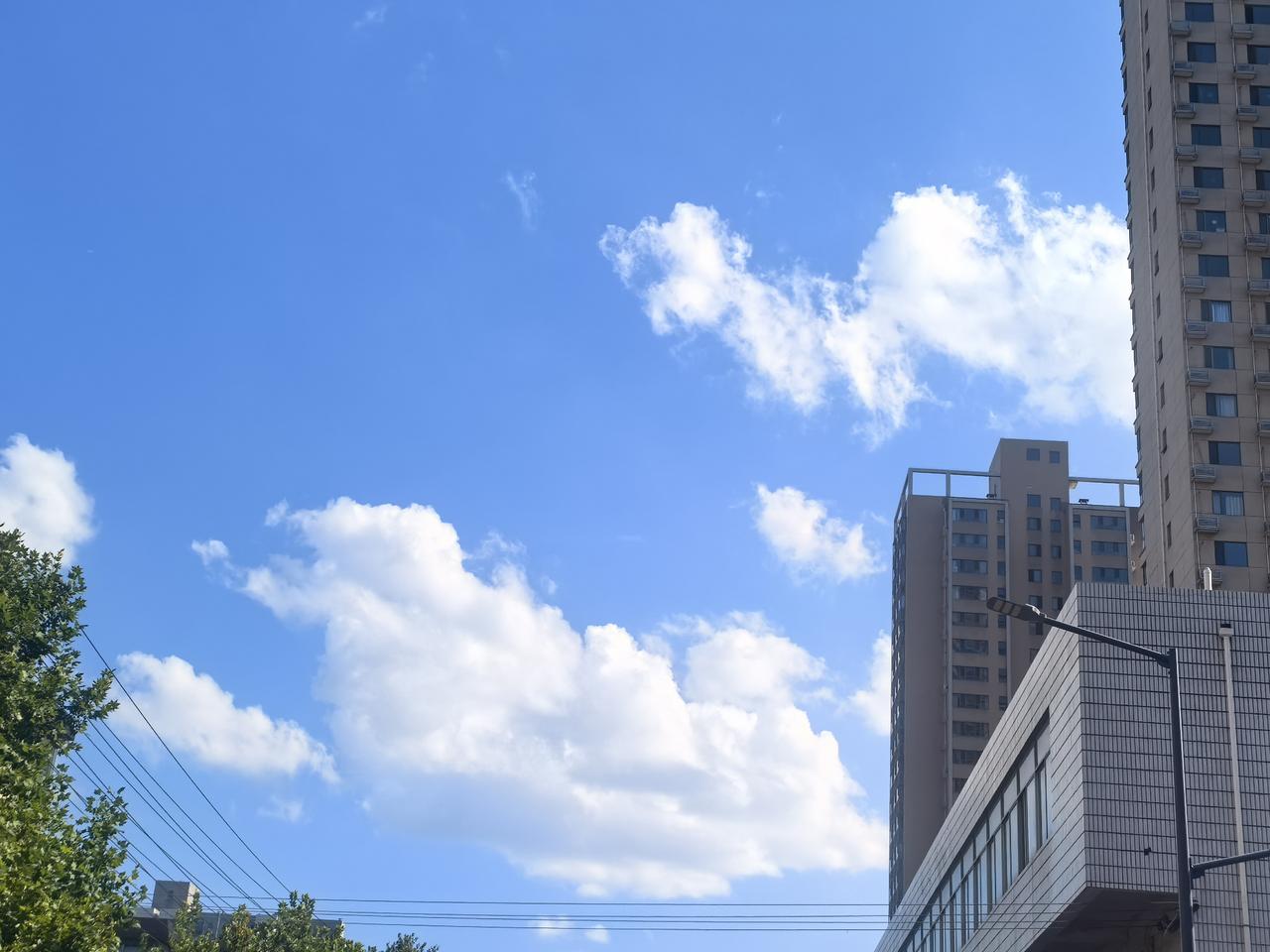37℃高温下的西安天空照

[玫瑰][心][玫瑰]

37℃高温下，我拍了几张西