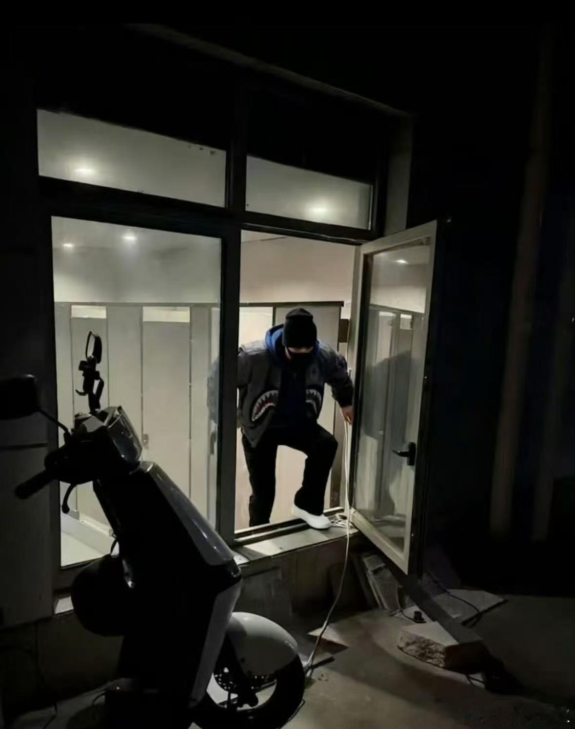 刘耀文翻厕所窗户躲私生刘耀文为躲私生被逼没招了刘耀文为躲私生被逼没招了，。。。。