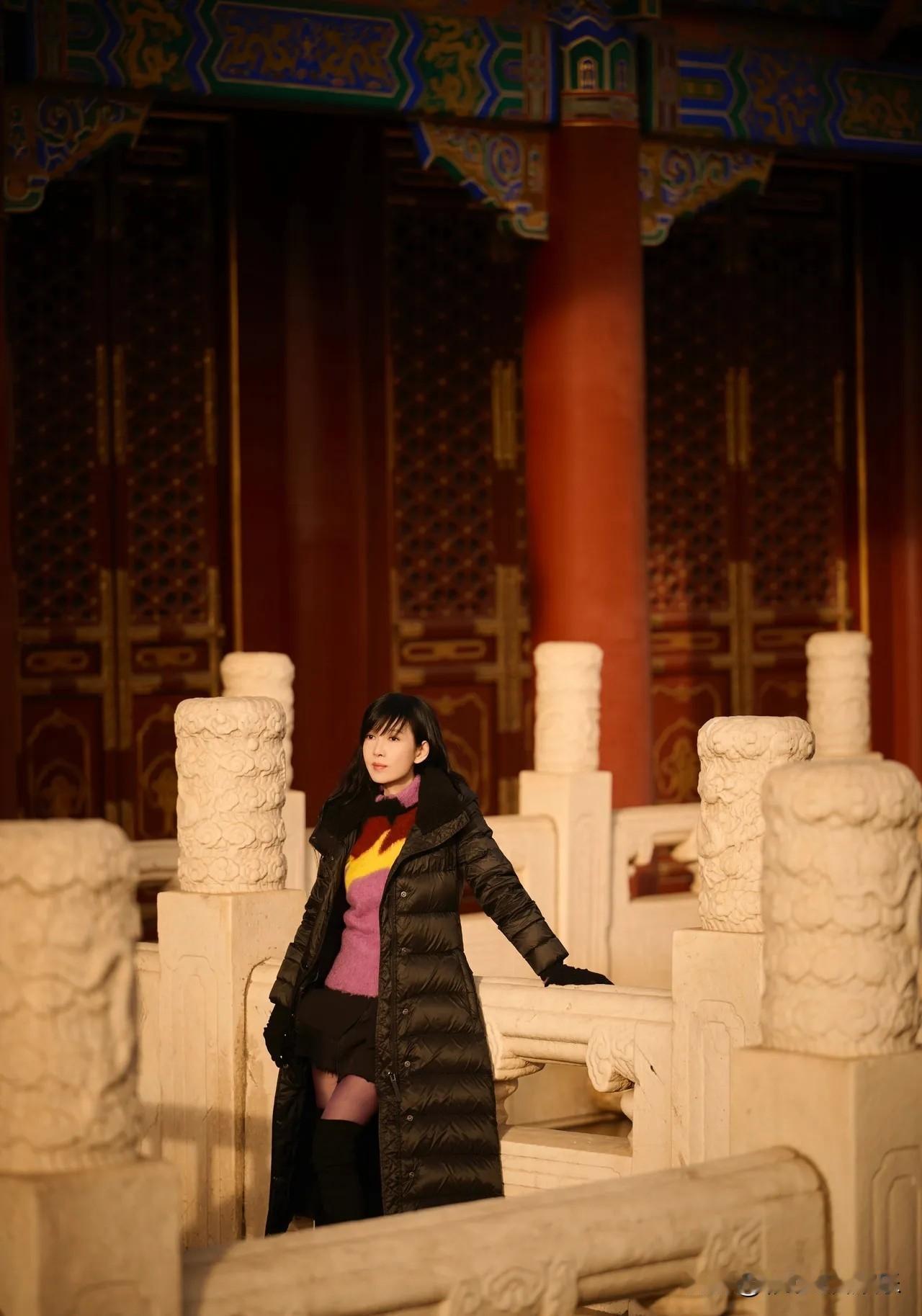 岁月从不败美人，周慧敏晒最近的靓照，她在北京爬山，这座山原来是皇家园林，可以俯瞰