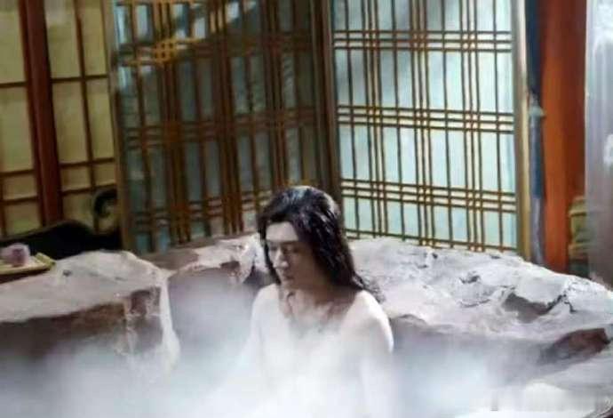 刘学义因在仙侠剧《念无双》中饰演的角色“源仲”被网友冠以“男妲己”称号，这一称呼
